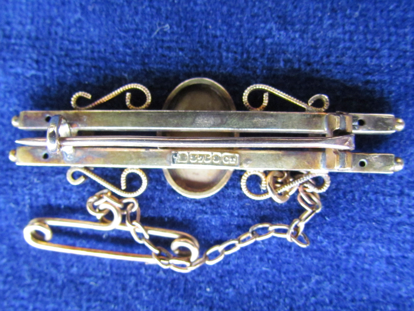 9ct Gold Double Bar Brooch With Central Chased Cameo Shaped Plaque And Safety Chain