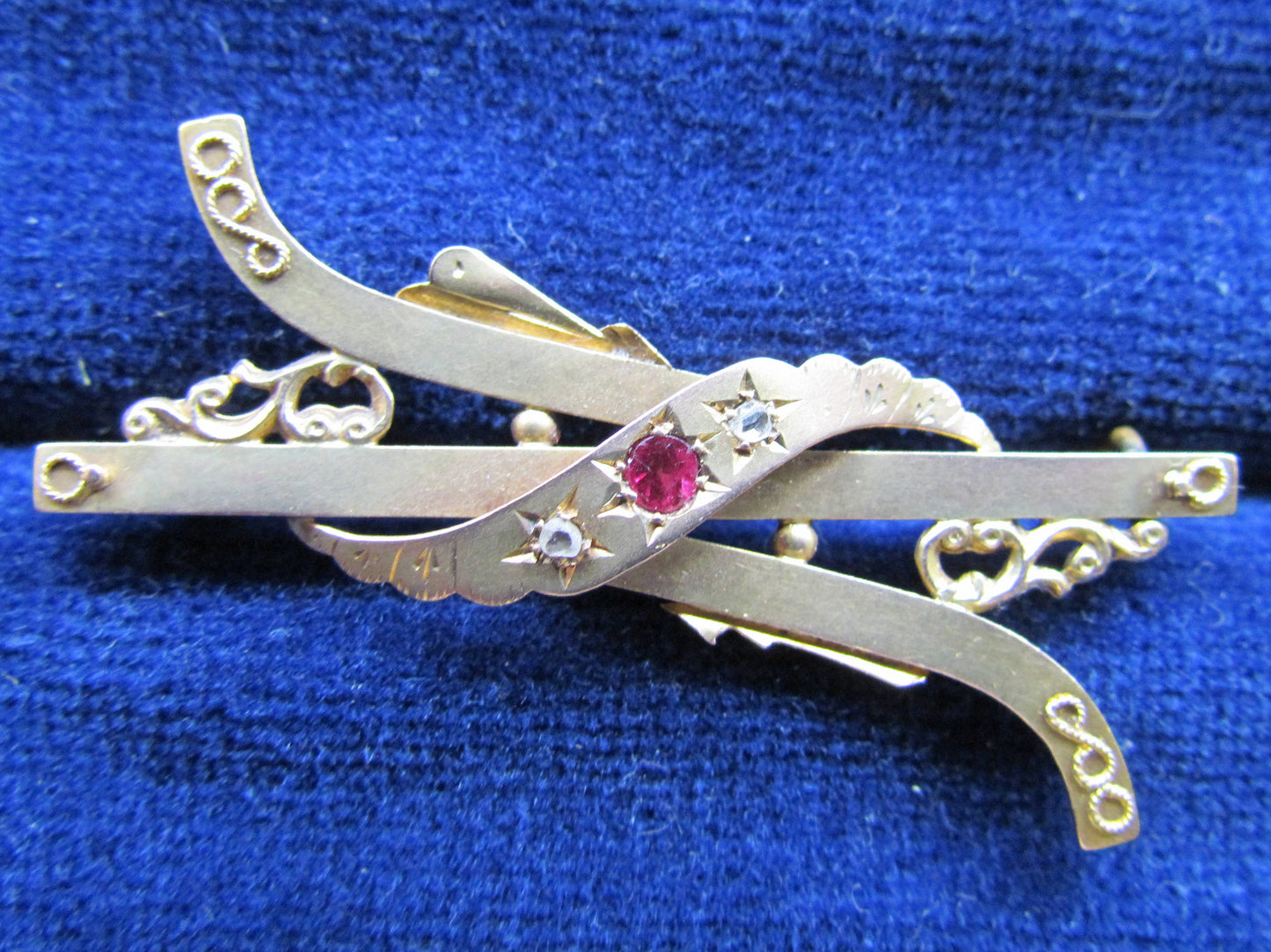 9ct Gold Bar Brooch Set With A Garnet And 2 Diamonds Hallmarked Birmingham 1901