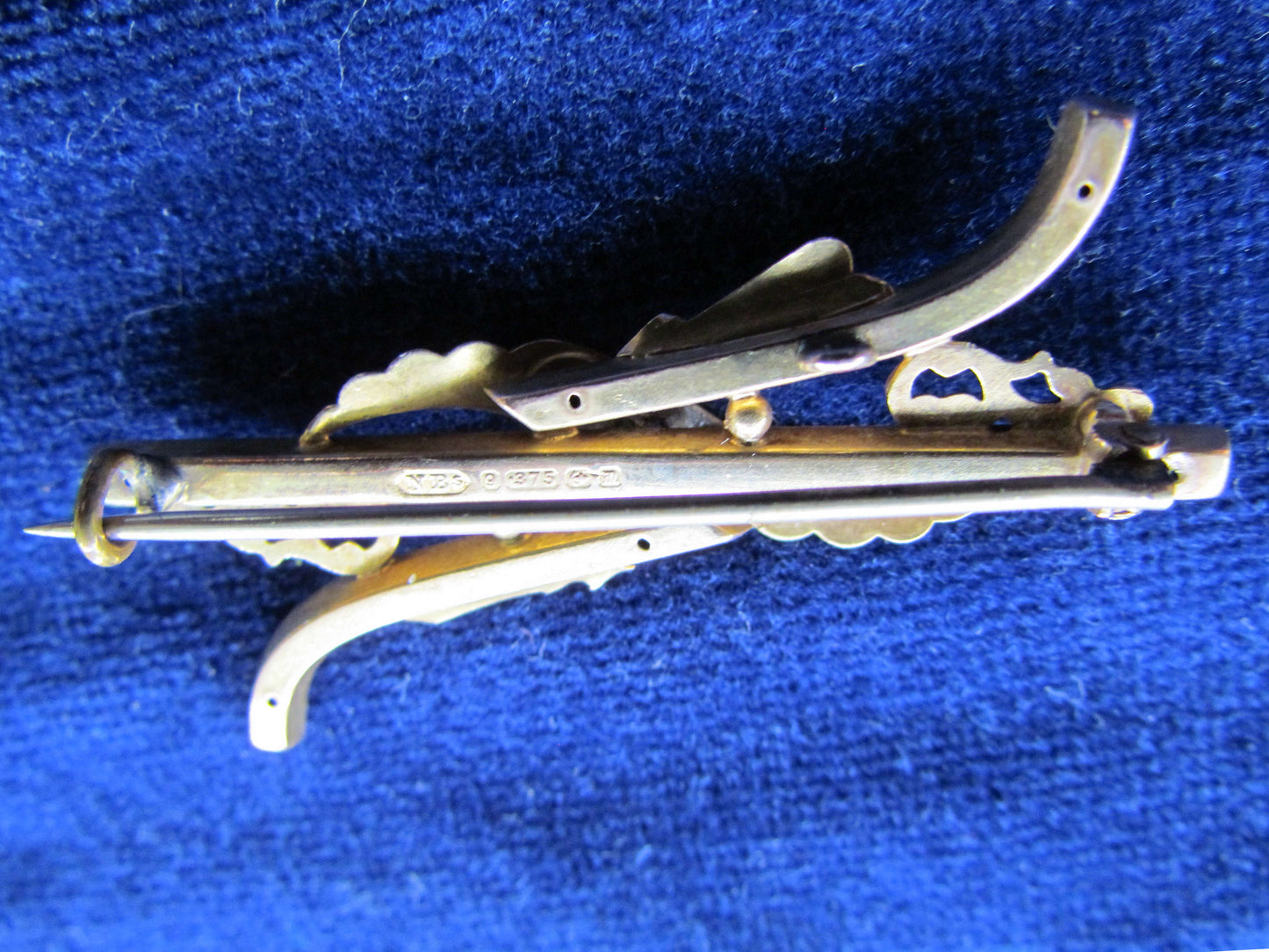 9ct Gold Bar Brooch Set With A Garnet And 2 Diamonds Hallmarked Birmingham 1901