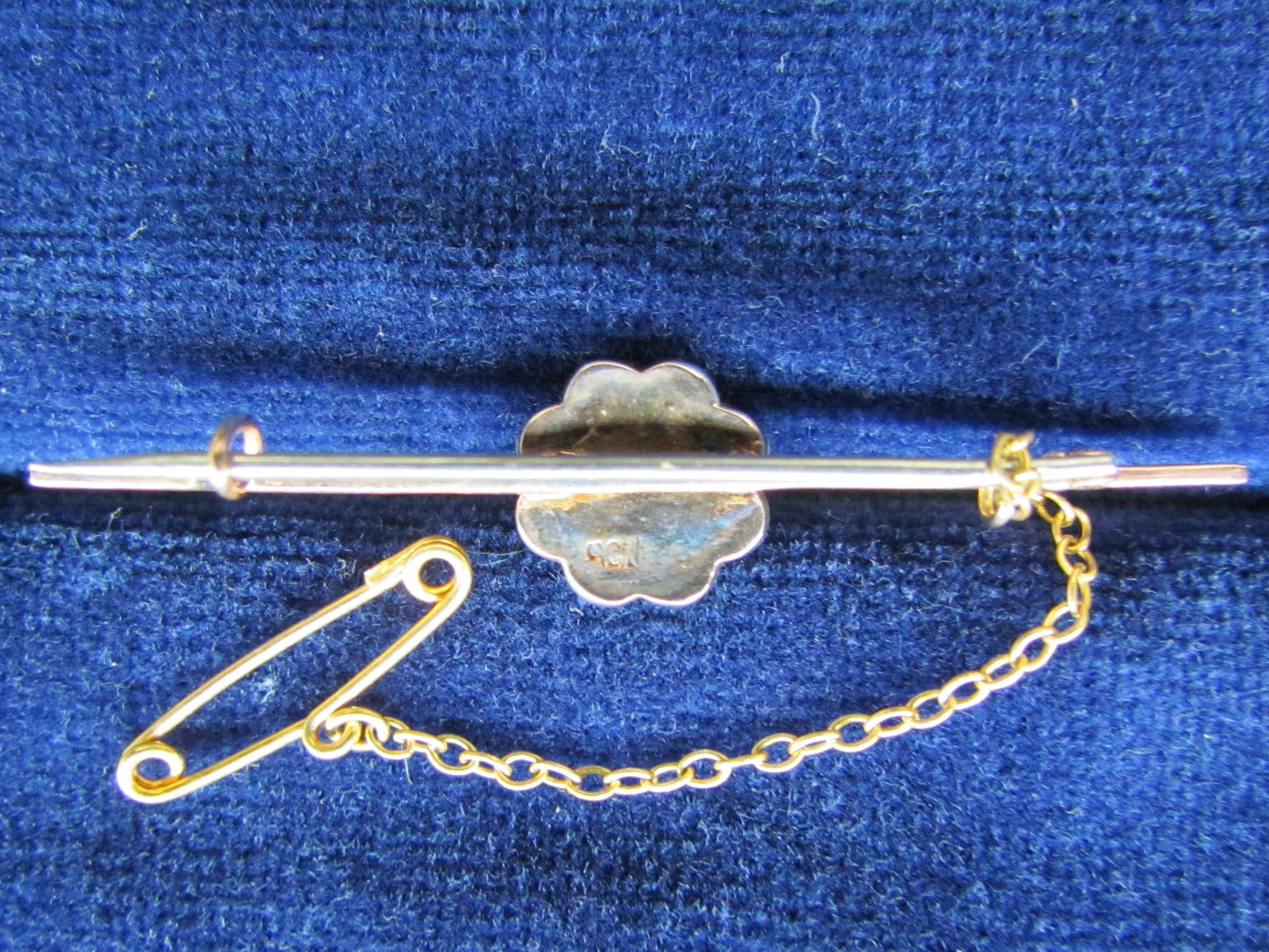 9ct Gold Bar Brooch Having 9 Flower Set Quartz Stones And Safety Chain