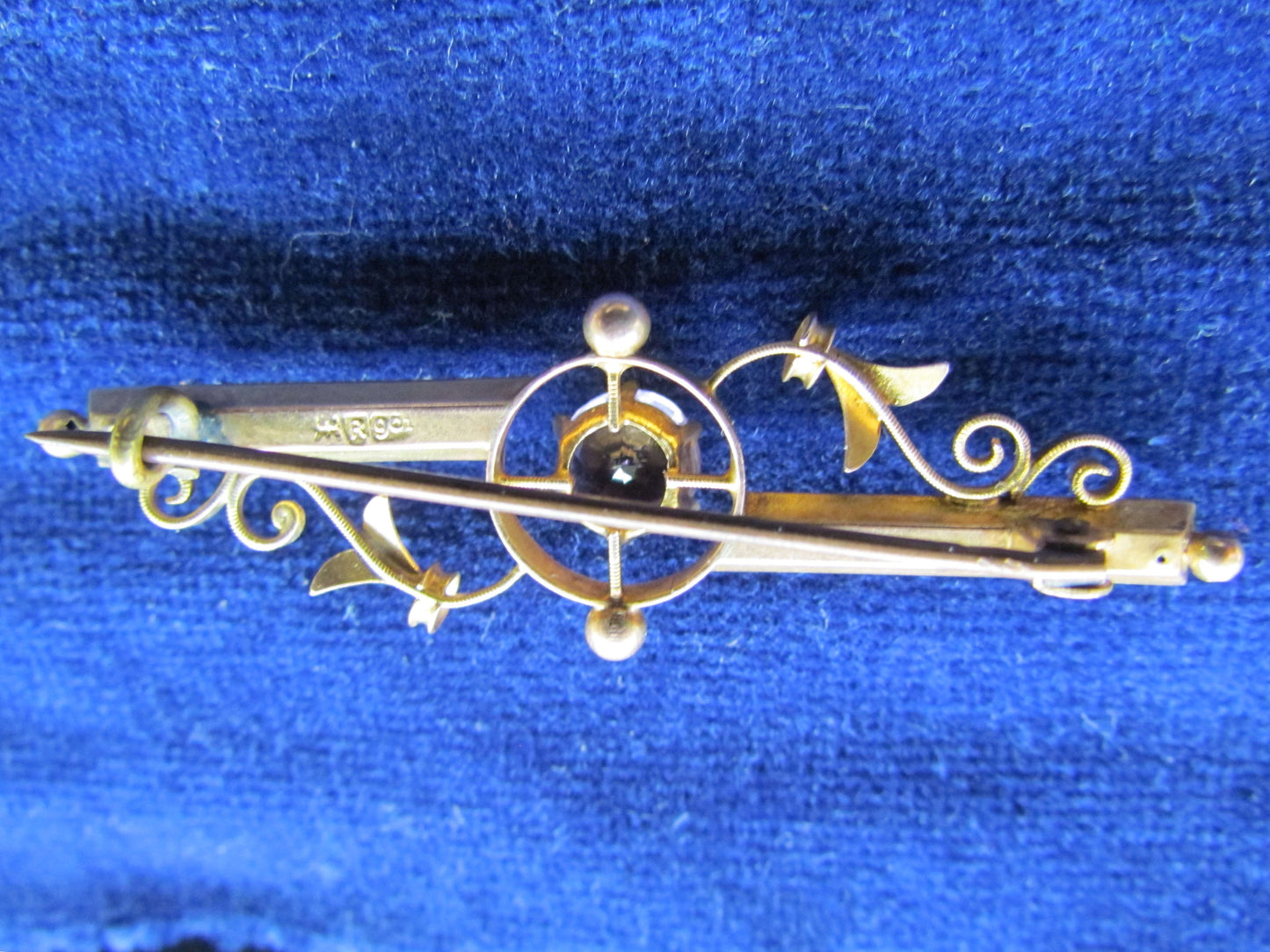 9ct Gold Offset Bar Brooch With Claw Set Amethyst