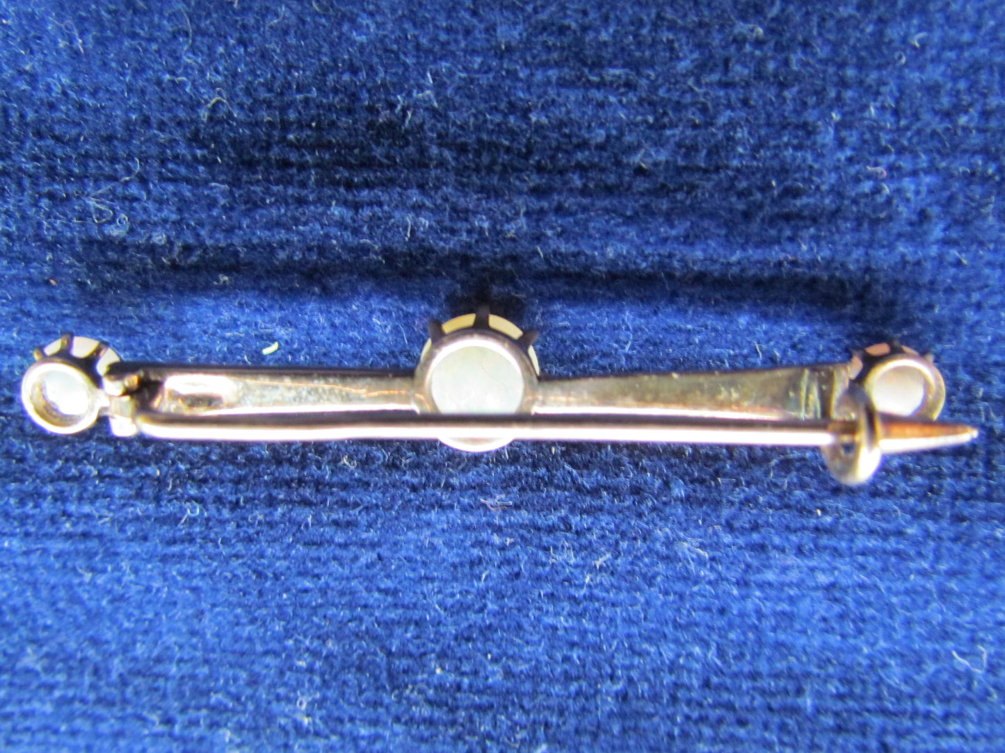 9ct Gold Bar Brooch Claw Set With 3 White Opals