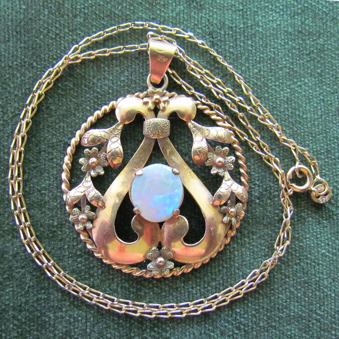 18ct 750 Gold Victorian Opal Pendant And 9ct Gold Chain