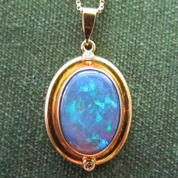 18ct Oval Opal Pendant And 9ct Gold Chain Set With 2 Diamonds