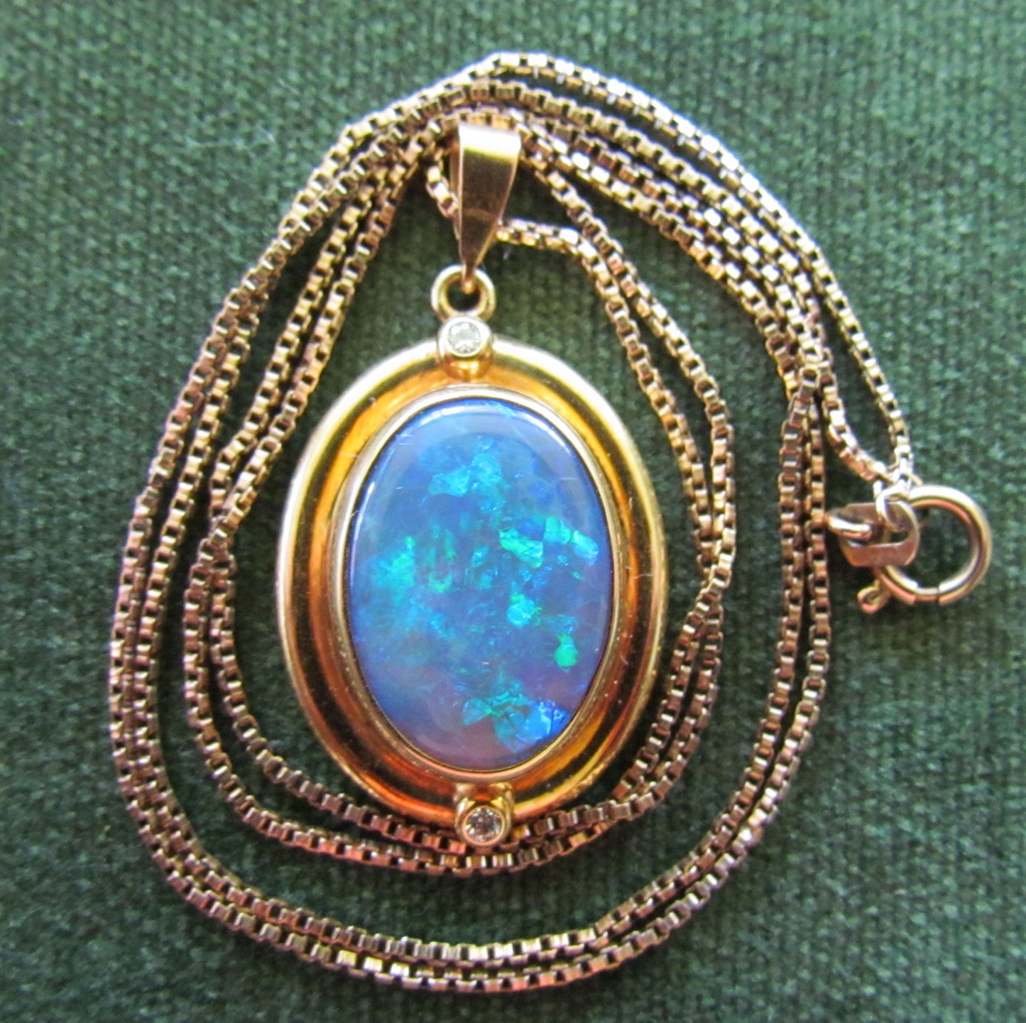 18ct Oval Opal Pendant And 9ct Gold Chain Set With 2 Diamonds