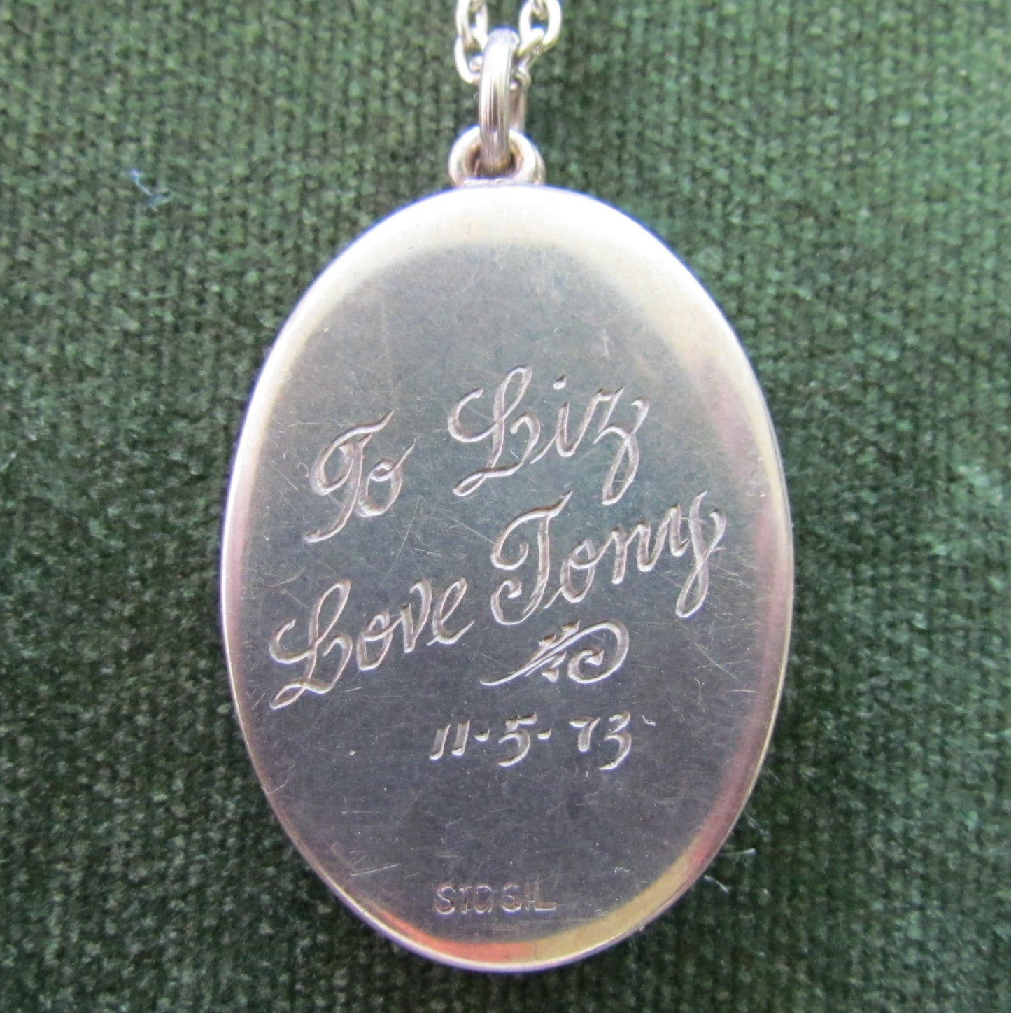 925 Sterling Silver Oval Shaped Photo Locket Having Chased Decoration To Front With Chain