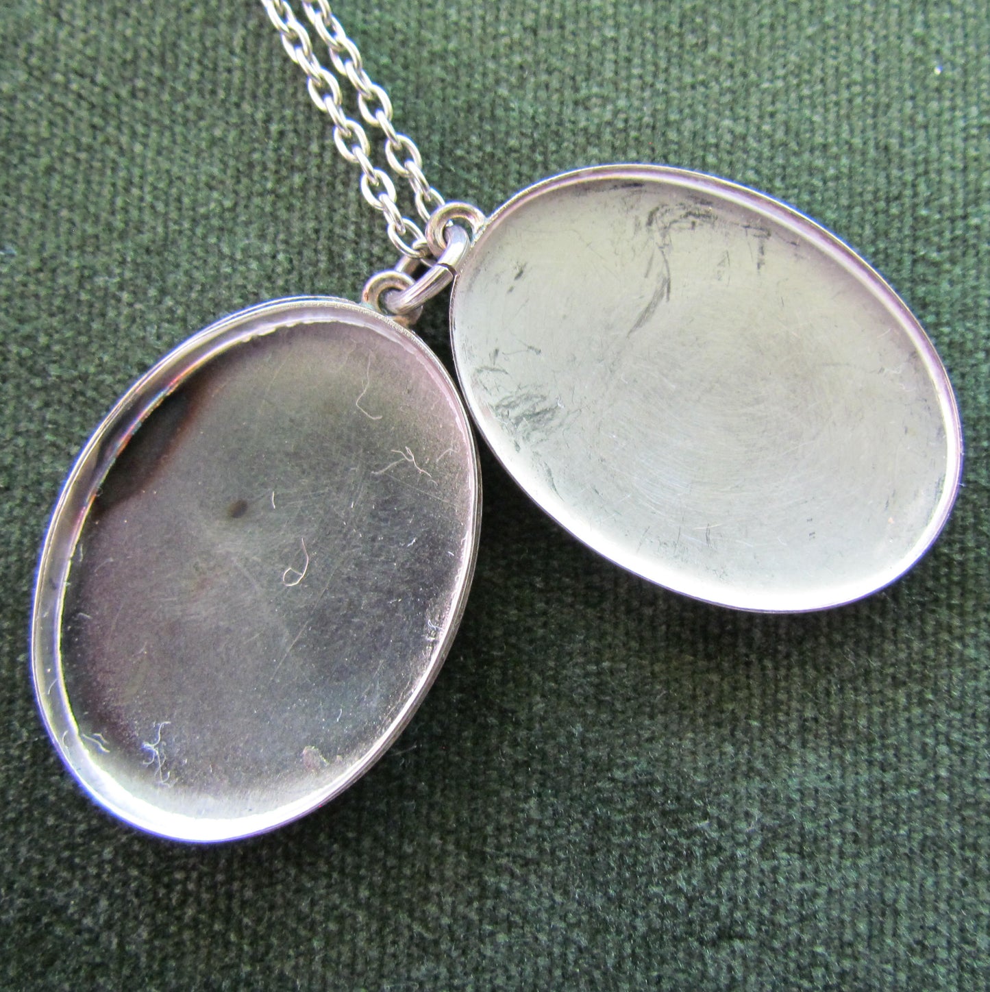 925 Sterling Silver Oval Shaped Photo Locket Having Chased Decoration To Front With Chain