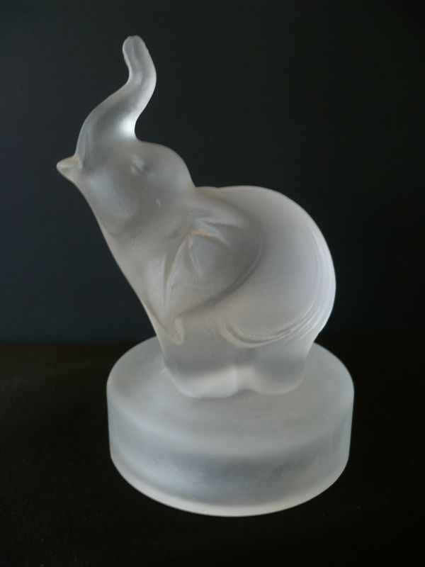 Table centre / float bowl figure of an elephant in frosted clear glass